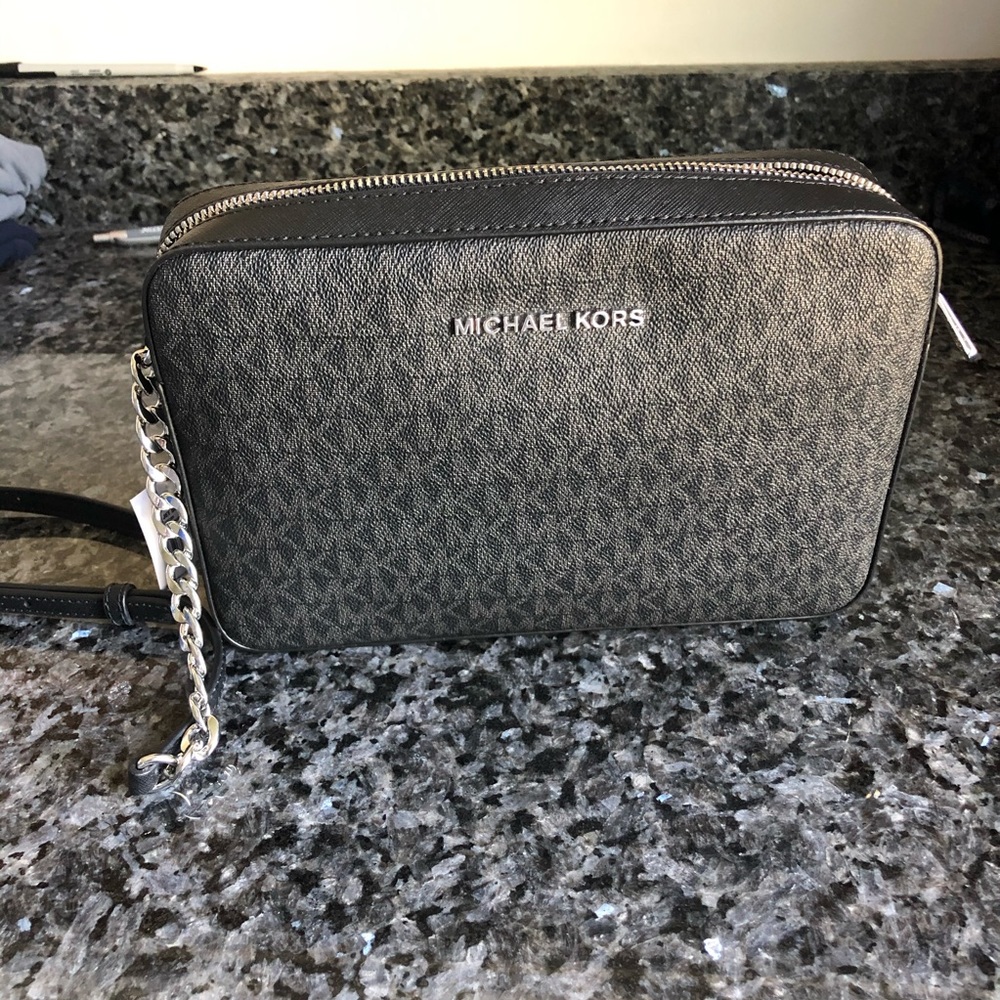 Price Drop! Michael Kors Crossbody purse